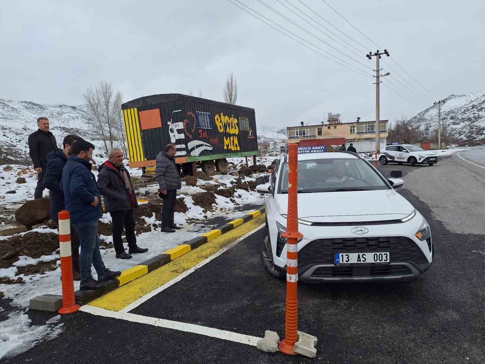 İl Milli Eğitim Müdürü Gür, direksiyon sınavı alanlarını ziyaret etti
