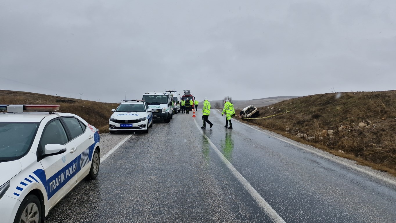 BİM’e ait kamyon ile çarpışan otomobildeki 1 kişi öldü, 1 kişi yaralandı