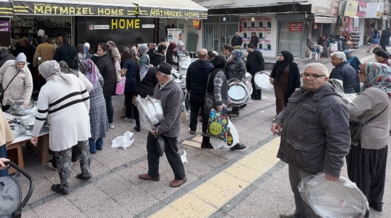 Uygun fiyata satılan ürünler izdihama neden oldu