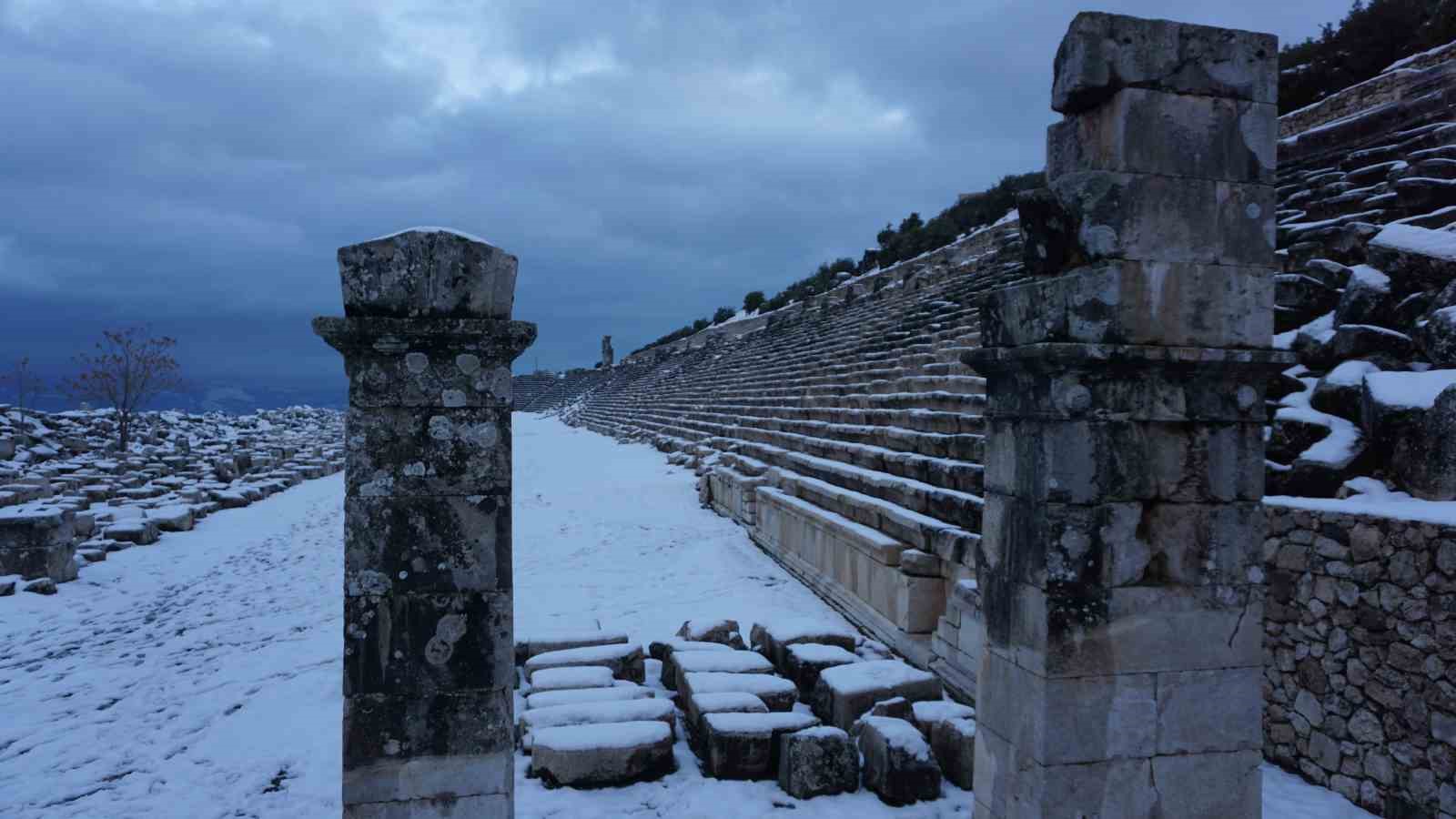 Kibyra, kar altında tarihiyle ziyaretçilerini cezbetti
