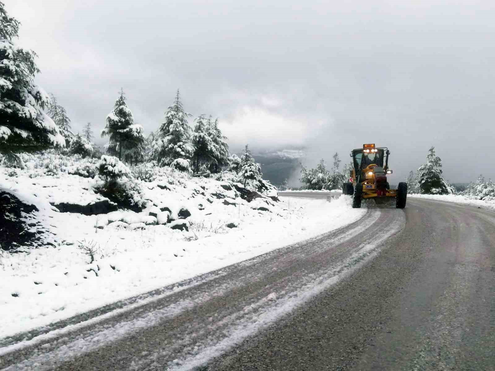 Beyaza bürünen Muğla’da yollar ulaşıma açıldı
