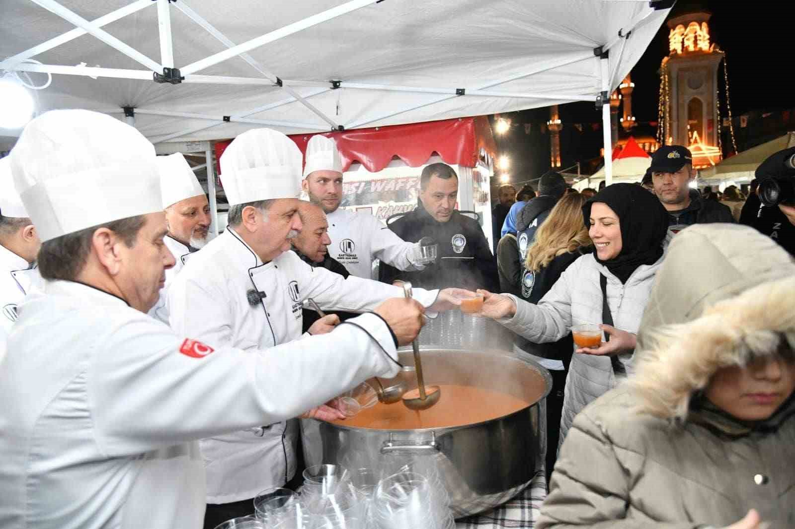 Başkan Balaban 100. Yıl Meydanında vatandaşlarla buluştu
