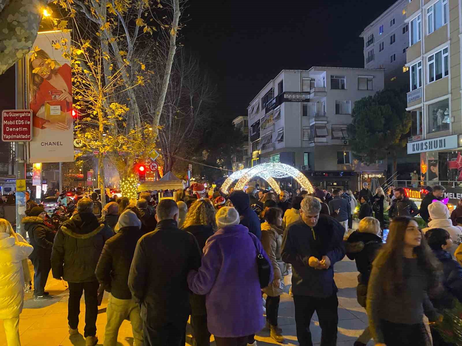 İstanbul Bağdat Caddesi’nde vatandaşlar 2025’e havai fişek gösterisiyle girdi
