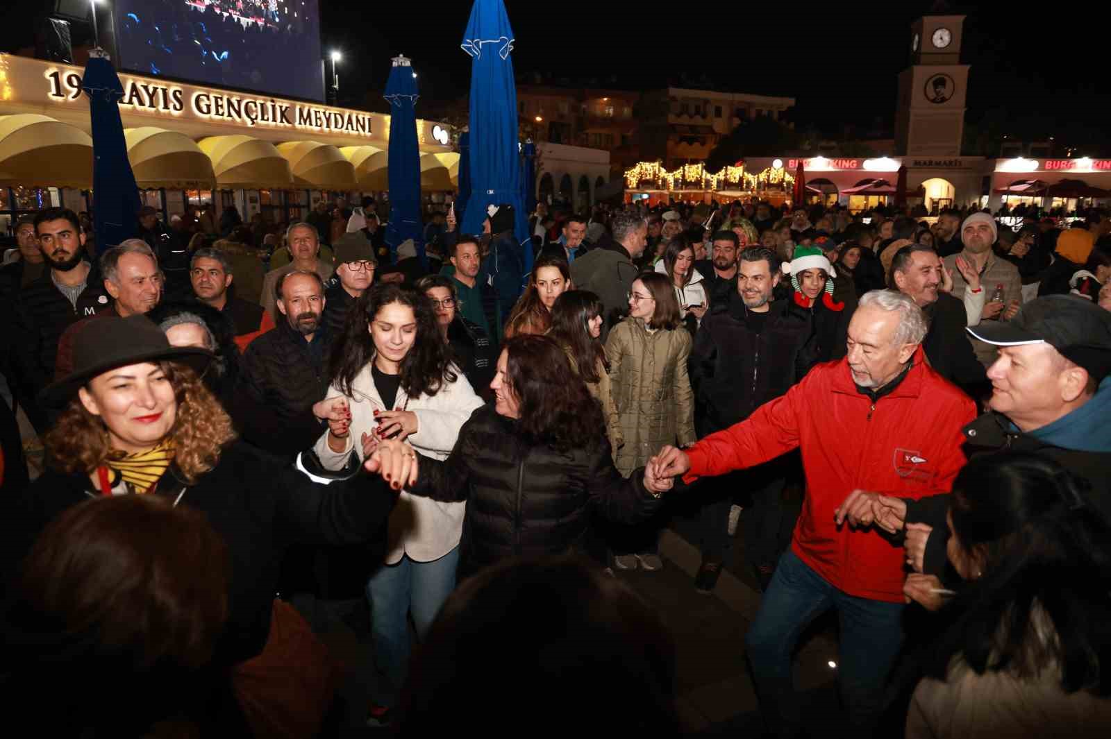 Marmaris, yeni yıla eğlenerek girdi
