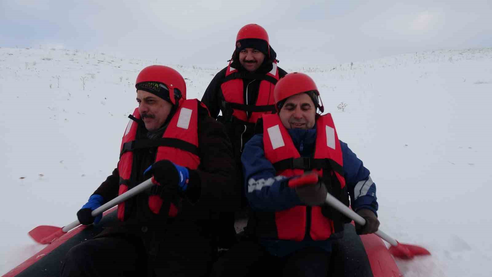 Erzurum Valisi Mustafa Çiftçi, macera tutkunlarıyla kar raftingi yaptı
