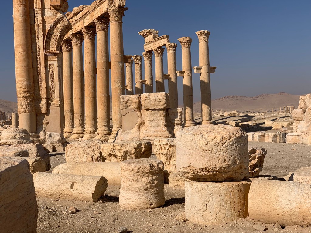 <p>&nbsp;Rusya'nın desteğiyle rejim g&uuml;&ccedil;leri 2017 yılında kenti DEAŞ'tan geri aldı. Suriye i&ccedil; savaşından &ouml;nce yabancı turistlerin uğrak noktası olan Palmira, Suriye'nin ekonomisine de &ouml;nemli katkıda bulunuyordu. Rejimin devrilmesinin ardından b&ouml;lge halkı antik kentin yeniden canlanmasını umut ediyor.</p>