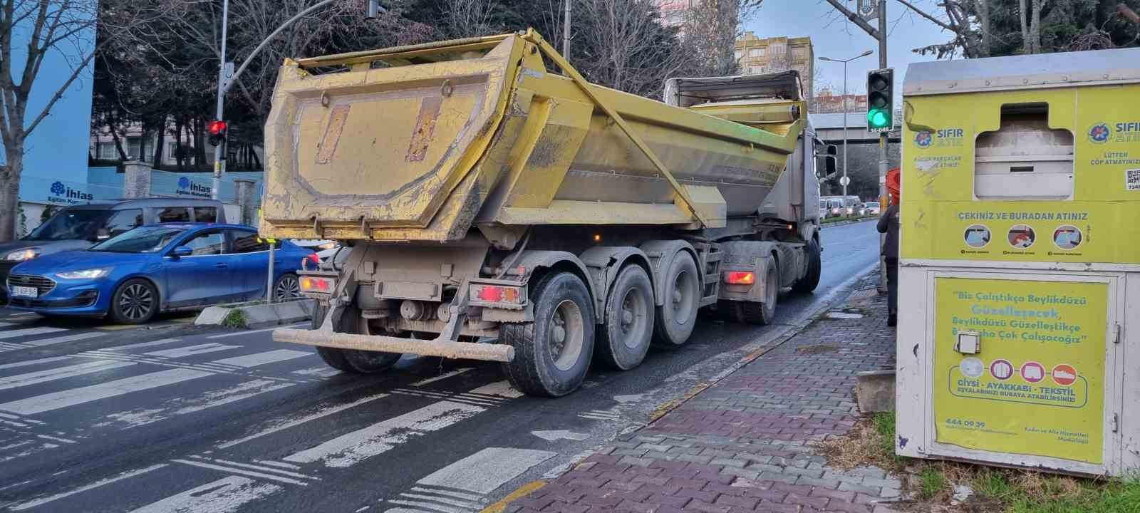 Beylikdüzü’nde yola yağ döküldü, sürücüler zor anlar yaşadı
