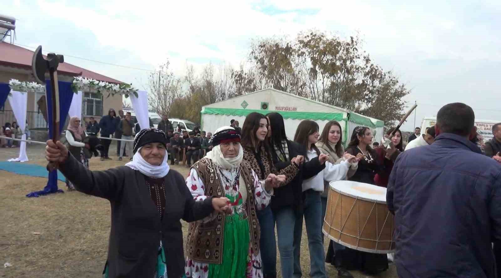 Iğdır’da halay başını kimseye kaptırmayan teyzeden baltalı önlem
