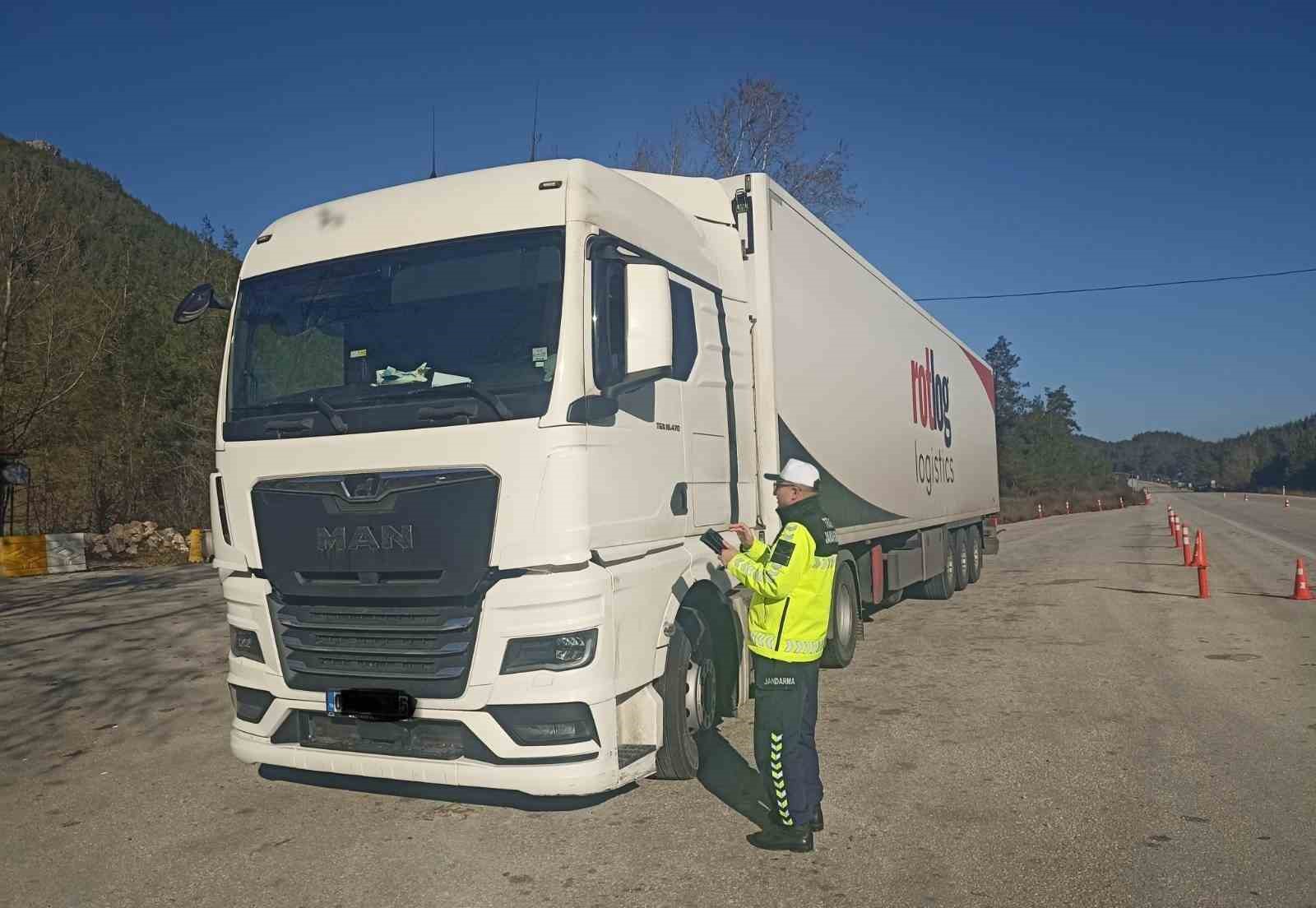 Burdur’da jandarma ekiplerinin trafik denetiminde 175 araca ceza
