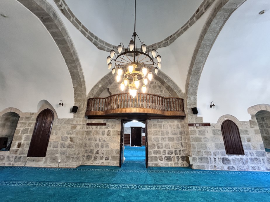 Depremde hasar alan tarihi cami restorasyon çalışmasının ardından ibadete açıldı