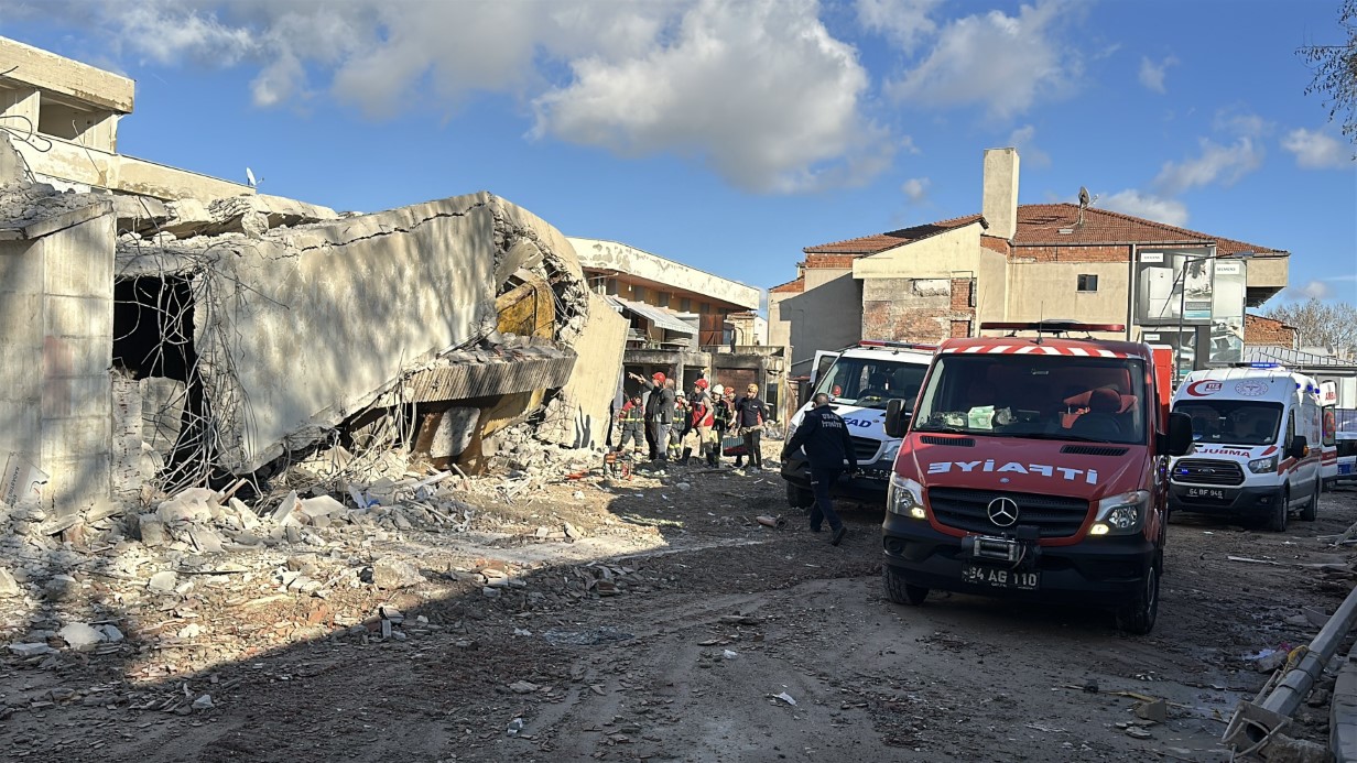 Uşak’ta yıkım esnasında iş makinesi operatörü enkaz altında kaldı