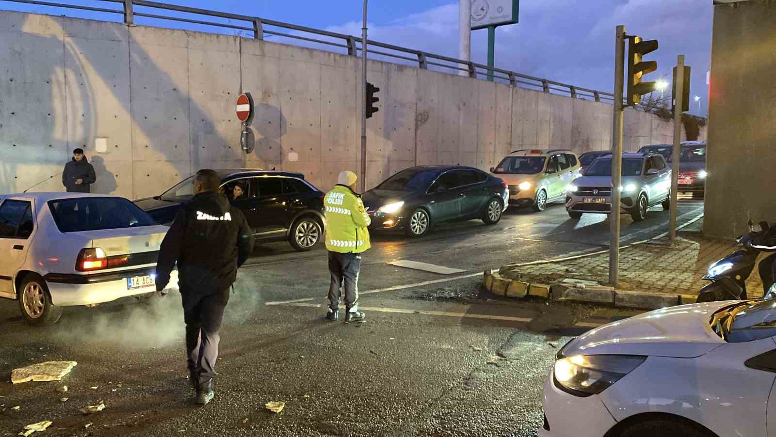 Kamyonun üzerindeki yükler alt geçide takıldı: Trafik kilitlendi
