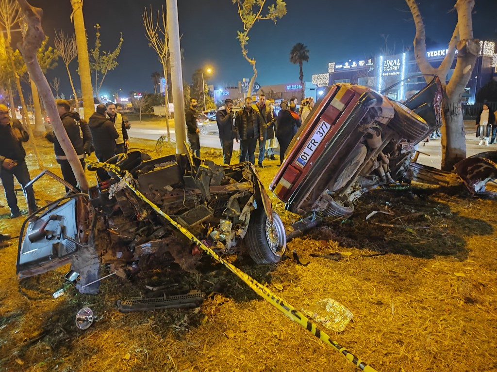 Adana’da ikiye bölünen otomobilde ölü sayısı 2’ye yükseldi