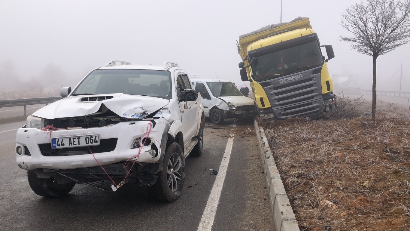 Elazığ’da 2 saatte 2 büyük zincirleme kaza: 13 araç çarpıştı, 7 yaralı