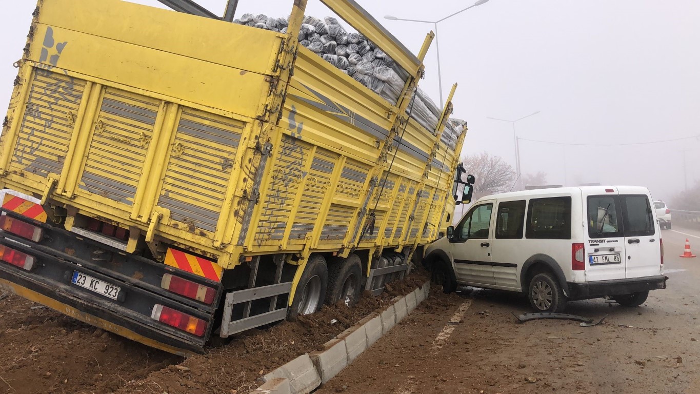 Elazığ’da 2 saatte 2 büyük zincirleme kaza: 13 araç çarpıştı, 7 yaralı