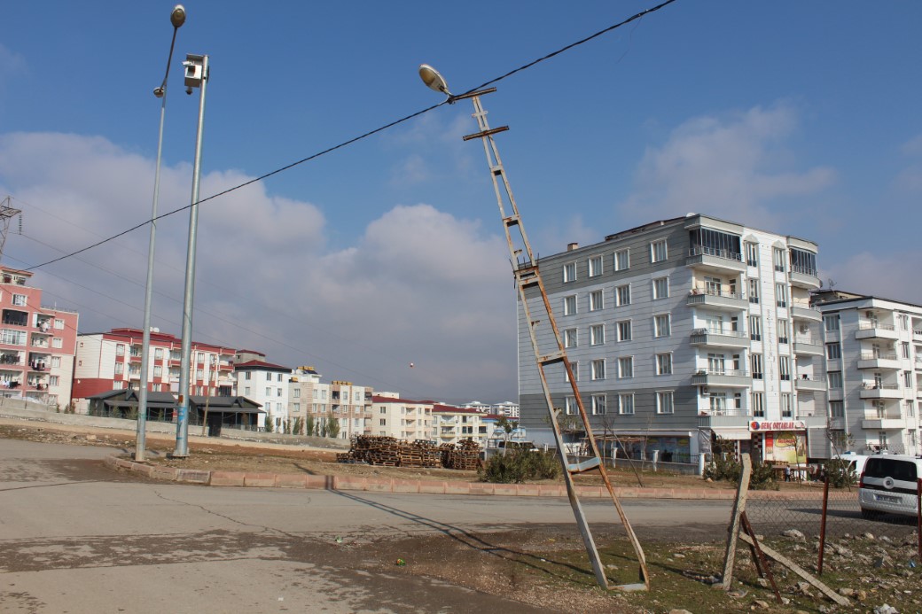 Siirt’te Dicle Elektrik’in eğrilmiş aydınlatma direği tehlike saçıyor