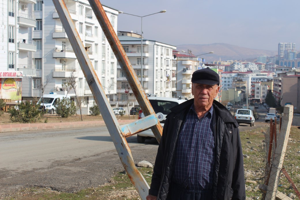 Siirt’te Dicle Elektrik’in eğrilmiş aydınlatma direği tehlike saçıyor