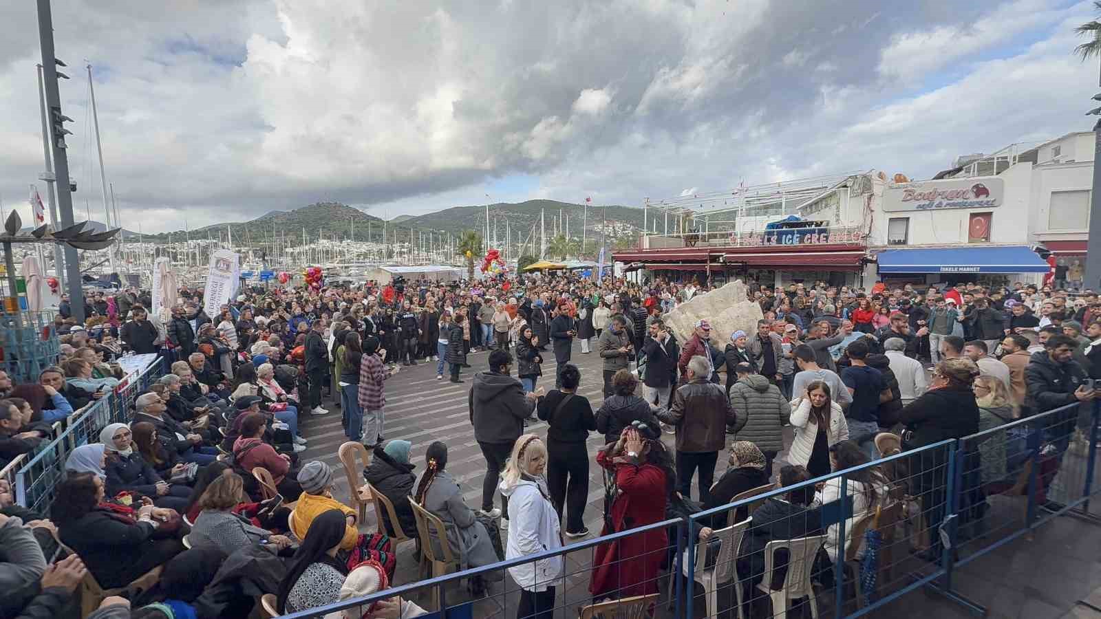 Bodrum’da hamsi ziyafeti: 3 ton hamsi dağıtıldı
