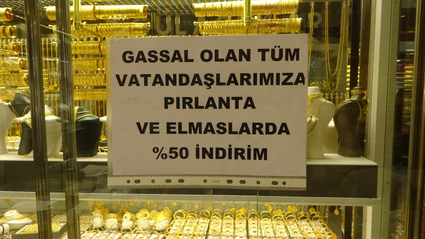 Elazığ’da bir kuyumcu gassallara pırlanta ve elmas ürünlerinde yüzde 50 indirim kampanyası başlattı