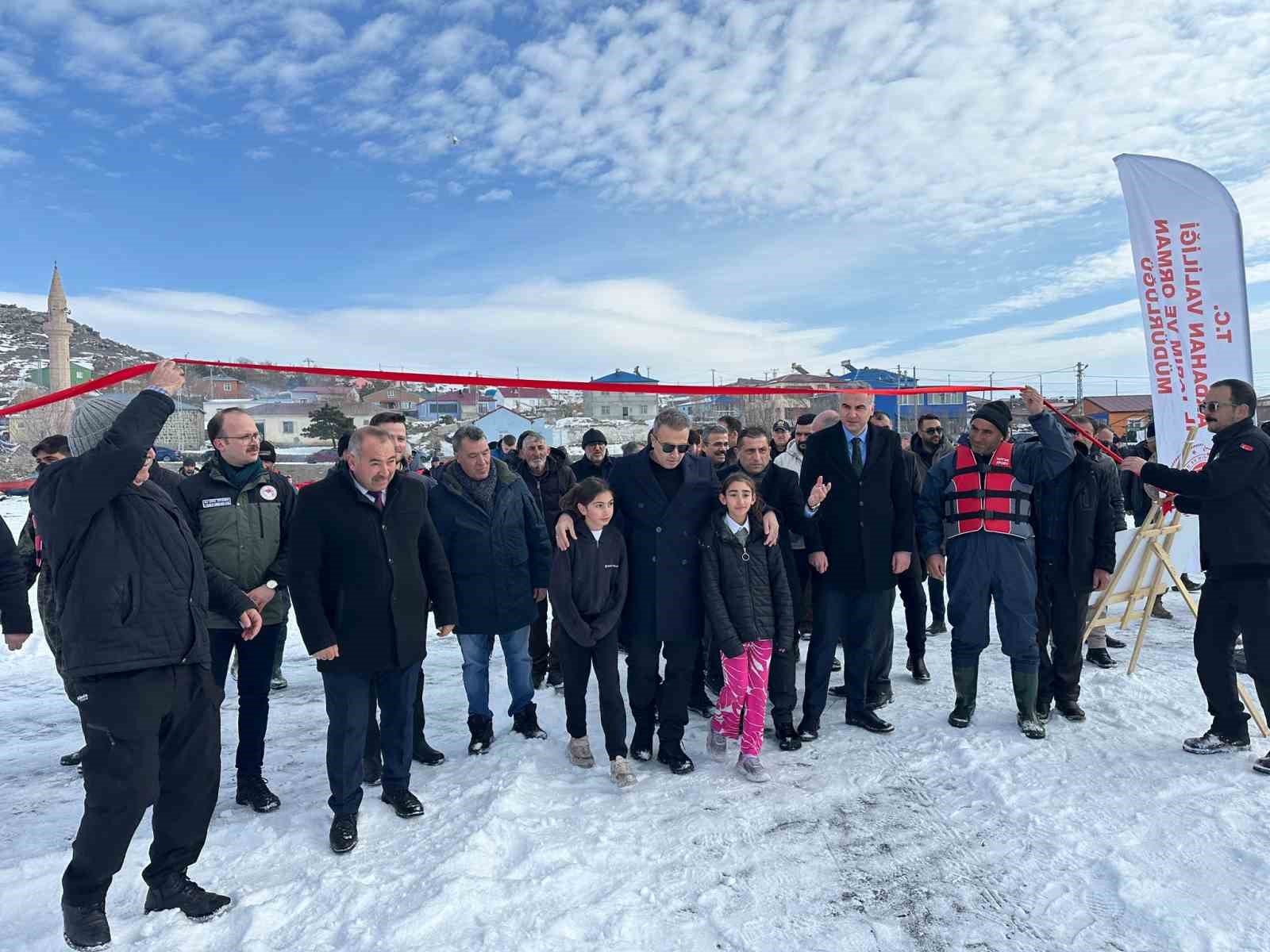 Donan göl üzerinde resim sergisi açıldı
