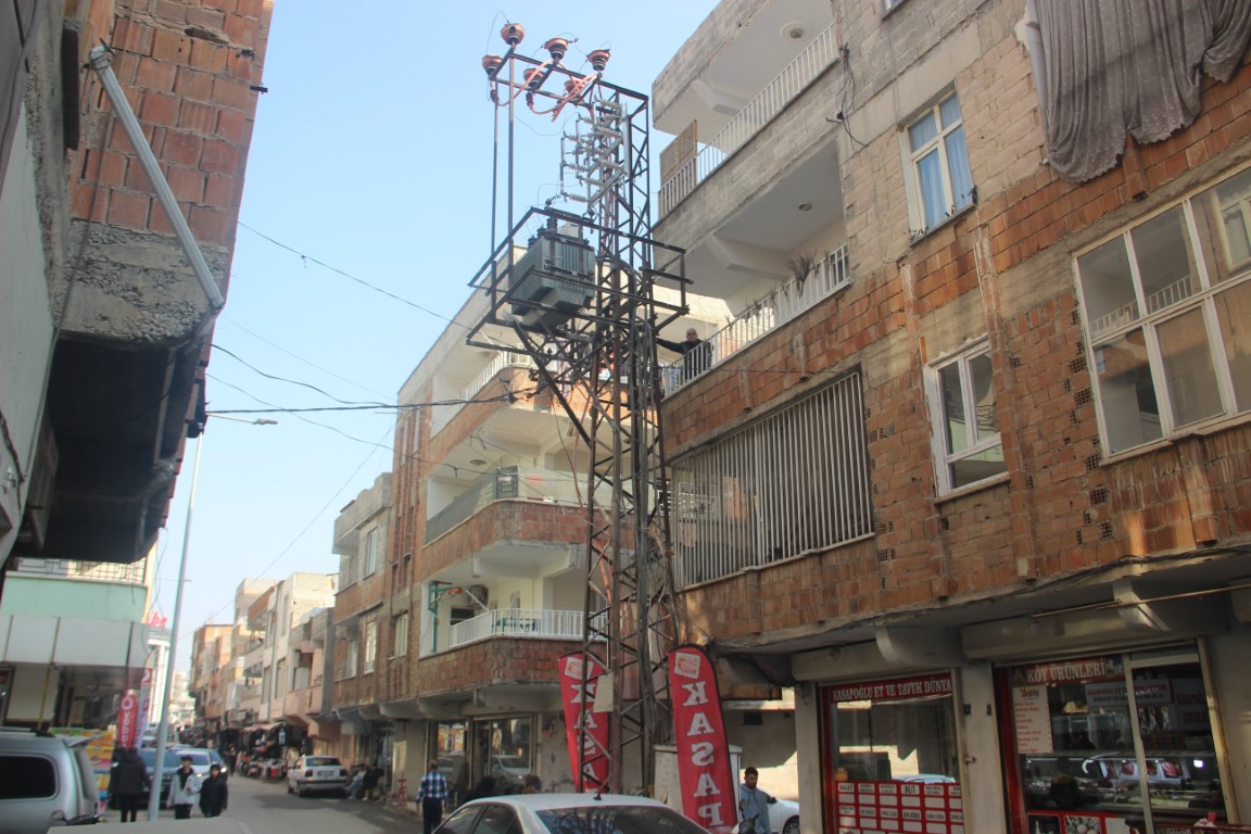 DEDAŞ’ın elektrik trafosu mahallenin korkulu rüyası oldu