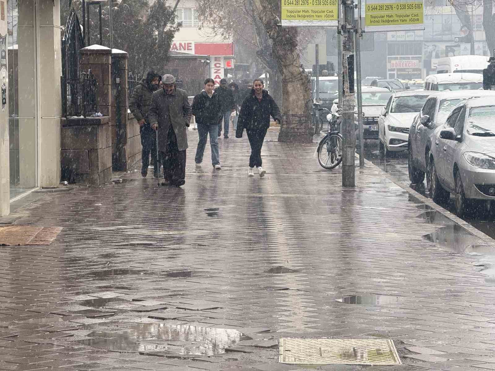 Iğdır’a beklenen kar yağışı başladı
