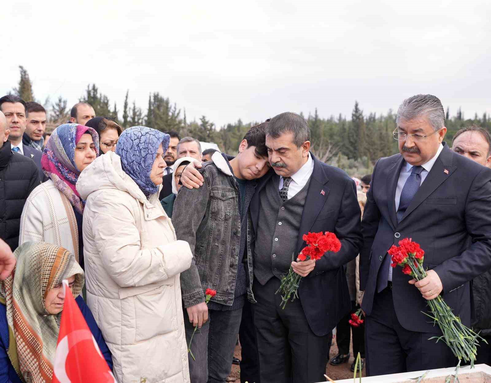 Bakan Tekin, Osmaniye’de deprem şehitliğini ziyaret etti
