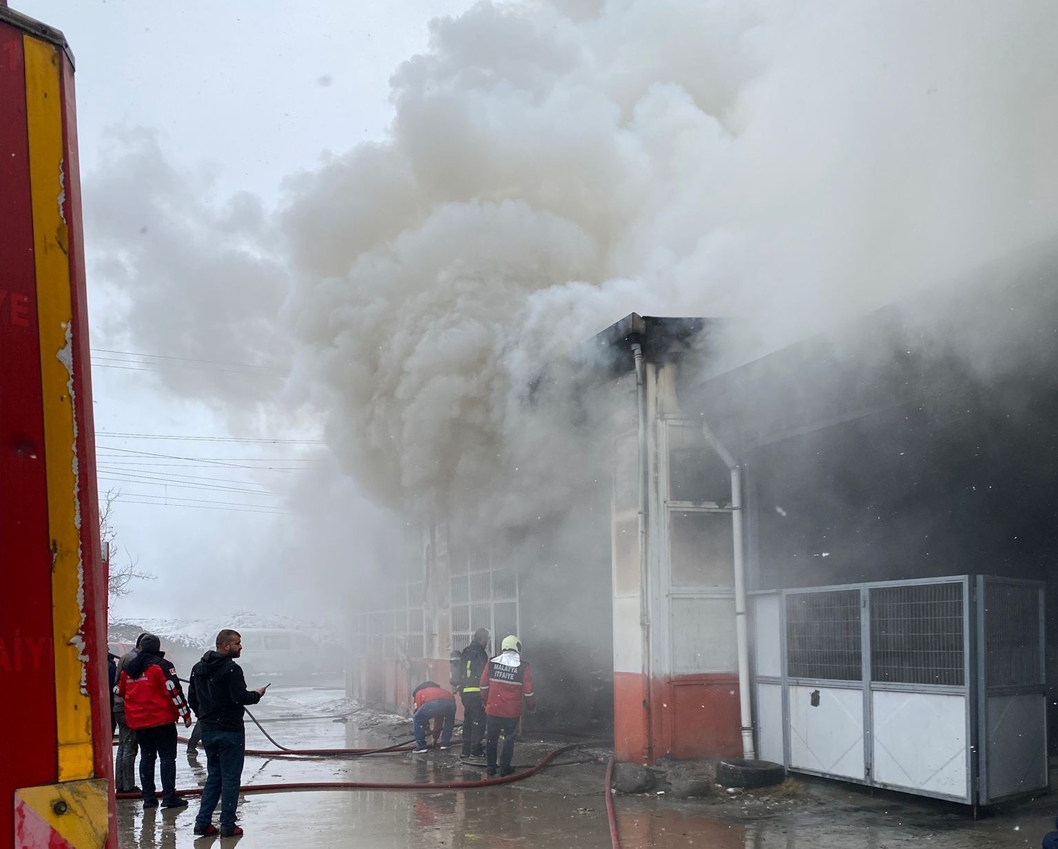 Malatya’da korkutan iş yeri yangını
