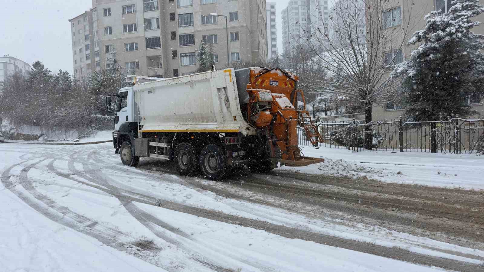 Elazığ’da karla mücadele çalışmalarını aralıksız sürdürüyor
