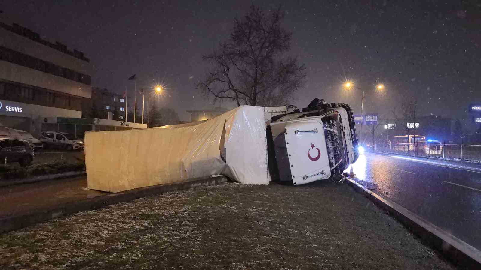 Bursa’da içecek yüklü kamyon devrildi
