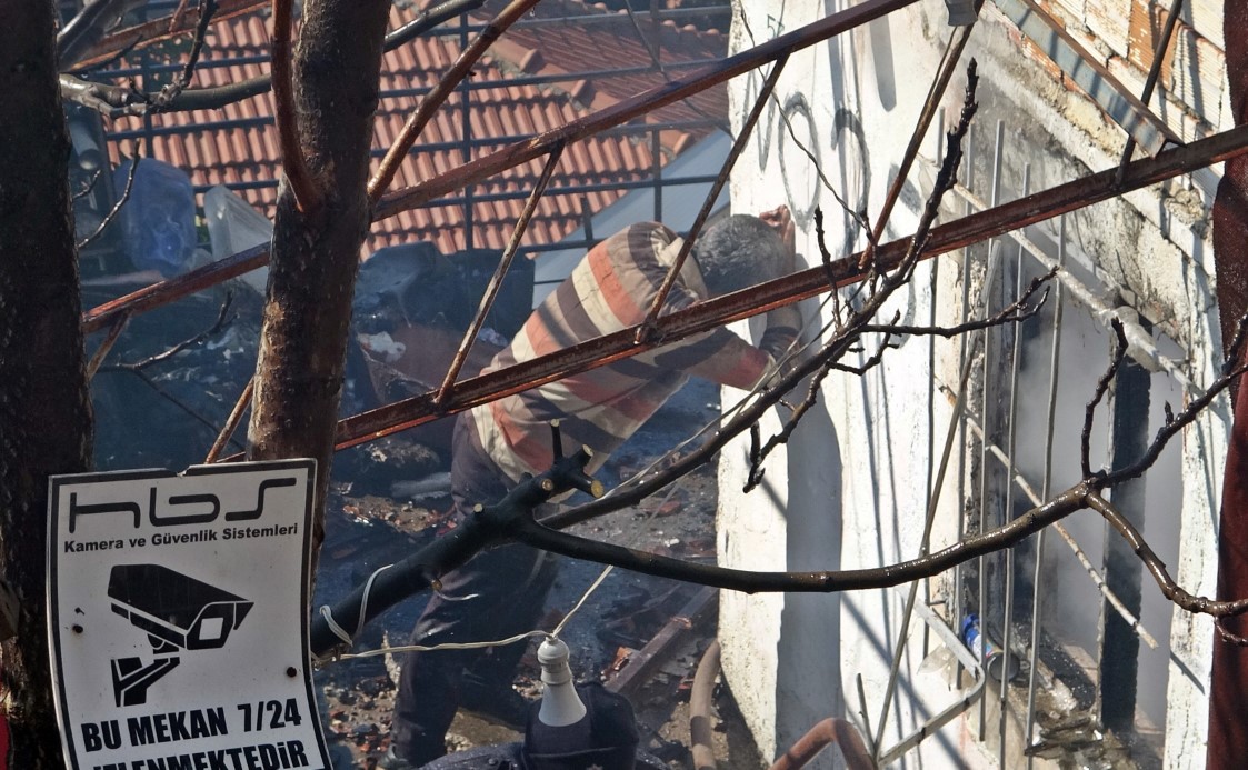 Evinin yanışını çaresiz gözlerle izledi, odaların halini görünce başını duvara yaslayıp öylece kaldı