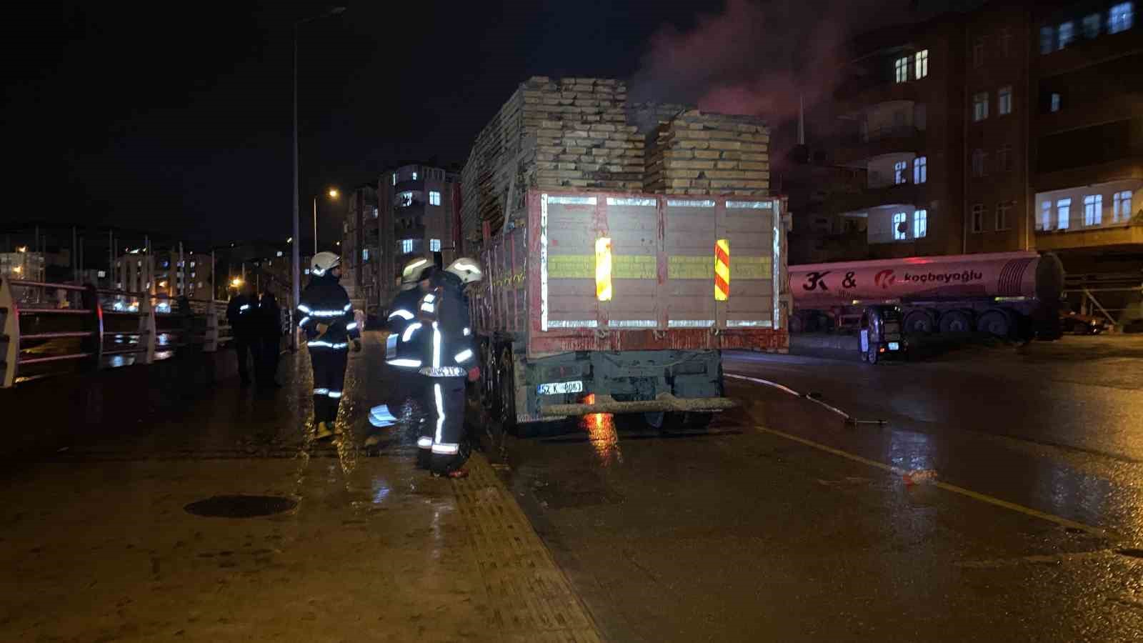 Pres makinesinden çıkan ağaçlardan yükselen duman itfaiyeyi alarma geçirdi
